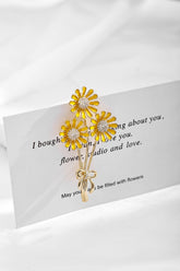 بروش باقة ديزي ذهبية مرصعة بالزركون